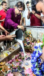 ভক্তিভরে ভূতনাথ মন্দিরে পুজো দিলেন আলোকচিত্রী অনুপম….।