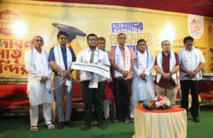 বৃন্দাবন মাতৃমন্দির পুজো কমিটির উদ্যোগে কৃতিদের স্কলারশিপ প্রদান….।
