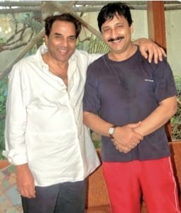 আমি আমার জীবনে অনেক সুপুরুষ দেখেছি কিন্তু ধর্মেন্দ্রজীর মতো দেখিনি….।