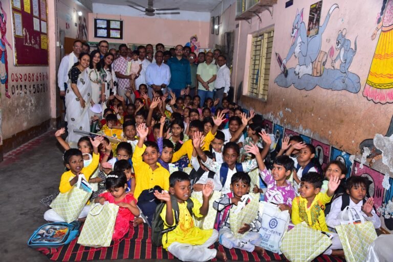 জেভিয়ার্স প্রাক্তন ছাত্র সংসদ ধাপার সাফাইকর্মী সম্প্রদায়ের জন্য পরিচালনা করল “রিপলস অফ হোপ” জনহিতকর উদ্যোগ….।