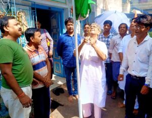শেষ বারের মতো জাতীয় পতাকা উত্তোলন করেন।