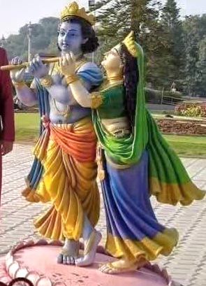 রাধাকুণ্ডের তীরে: প্রেমের এক অনন্ত ধারা…।