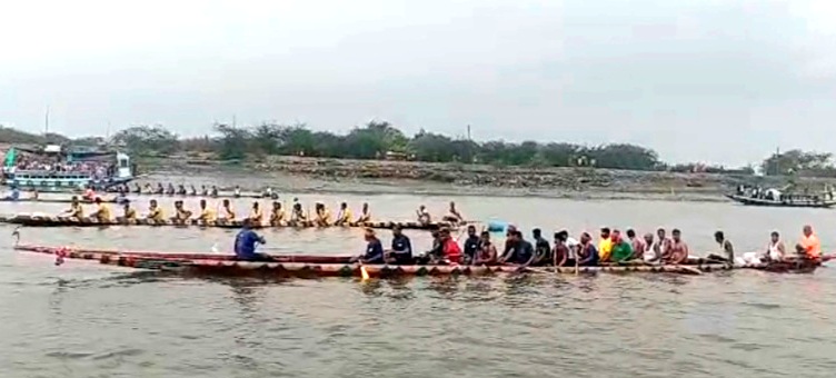 মনসা পুজোর বিসর্জনে কানমারীতে ঐতিহ্যবাহী নৌকা বাইচ, মেতে উঠল এলাকার মানুষ…। 