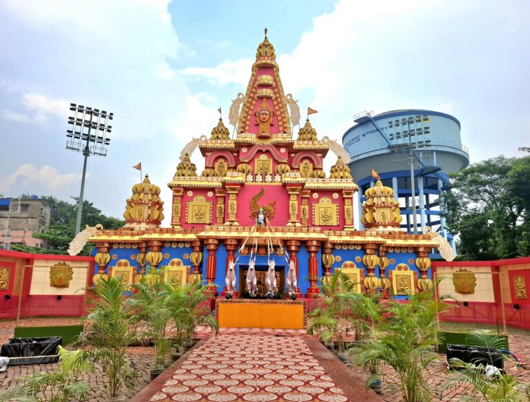 আমরা তো আর পূজো তে মাতি না উৎসবে তে মাতি, থিমের প্যাণ্ডেল,থিমের প্রতিমা বিখ্যাত রাতারাতি… !