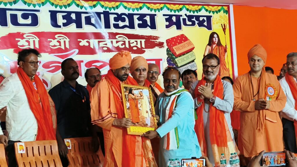 দুর্গাপুজোর আগে ধুলাগড় ভারত সেবাশ্রম সঙ্ঘের উদ্যোগে নতুন বস্ত্র বিতরণ…।