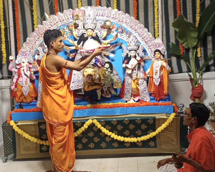 দেশভাগের স্মৃতি বুকে নিয়ে কলকাতায় রুবি পণ্ডিত বাড়ির দুর্গাপুজো, ঐতিহ্যের সঙ্গে জড়িয়ে উদ্বাস্তু জীবনের ইতিহাস…।